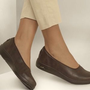Sketchers Arch fit women’s flats size 8.5 Brown